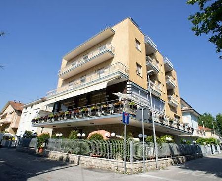 Hotel Luca ริมินี ภายนอก รูปภาพ
